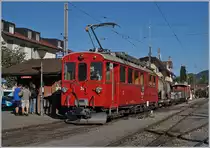 50 Jahre Blonay Chamby - MEGA BERNINA FESTIVAL: Noch bliebt genügend Zeit zum Kauf der Fahrkarten; der Bernina Bahn RhB ABe 4/4 I 35 wartet mit seiner Güterlast nicht nur auf die Abfahrtszeit sondern auch auf die Vorspannlok.

9. Sept. 2018