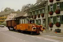 Zuckerrübenkampagne Aarberg 1986
Im Jahre 1986 wurden bei der OJB die Rüben in Aarwangen verladen.
Mehrmals täglich fanden die Zustellung und die Abführung der Wagen statt.
Im Oktober 1986 brachte die Ge 4/4 56 einen Rübenwagen zum Bahnhof Aarwangen.
Foto: Walter Ruetsch