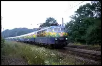  Blümchenwiese  wurde der Touristik Zug der Bahn liebevoll genannt! Hier ist er am 1.8.1998 um 8.12 Uhr auf der Rollbahn bei Hasbergen als Ex 166 nach Rügen unterwegs.