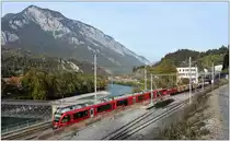 Eine eher ungewöhnliche Formation weist dieser Albulagüterzug auf mit dem Allegra ABe 8/12 3504 an der Spitze mit geschleppter Ge 6/6 II 704  Davos  und Güterlast. (18.10.2018)