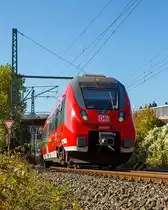 
Sehr freundlicher Lokführer, der mich mit Licht-, Hand- und Signalzeichen begrüßt, als er am 21.10.2018  bei der Ausfahrt vom Betzdorf (Sieg) mit dem RE 9 rsx - Rhein-Sieg-Express (Aachen – Köln - Siegen), geführt von zwei gekuppelten Bombardier Talent 2, an mir vorbei fährt.