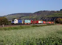 Die ES 64 U2-027 mit einem Containerzug am 11.10.2012 unterwegs bei Himmelstadt.