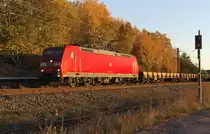 Goldener Oktober - 185 176-5 bringt leere Rungenwagen im Abendlicht nach Dillingen Saar. Der Anschluss hier am ehemaligen KW Ensdorf bleibt wohl trotz Stilllegung des Kraftwerkes erhalten. Die Firma Amprion betreibt das Umspannwerk weiter und benötigt den Gleisanschluss für Trafo Transporte. 21.10.2018
