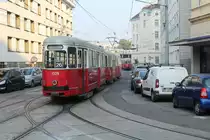Wien Wiener Linien SL 26 (c4 1329 (Bombardier-Rotax 1975) + E1 4528 (Bombardier-Rotax 1973)) XXI, Floridsdorf, Großjedlersdorf, Peitlgasse / Brünner Straße am Morgen des 18. Oktober 2018. - Der Zug hat als Ziel den (Straßenbahnbetriebs-)Bahnhof Floridsdorf, dessen Einfahrt im Hintergrund zu sehen ist. 