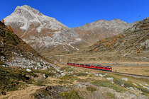 ABe 4/4 III 52 + ABe 4/4 III 54 mit BEX 975 am 21.10.2018 bei Bernina Lagalb. 