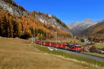 Ge 4/4 II 620 + Ge 4/4 II 630 mit einem Engadin Star am 21.10.2018 bei La Punt. 
