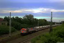 Ein Tiger der HVLE zieht einen Schotterzug durch Coswig (Anhalt).