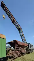 Ein Selbstentladewagen und ein ausgedienter Dampfkran. (Sächsisches Eisenbahnmuseum Chemnitz-Hilbersdorf, April 2018)