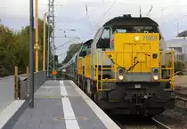 7869,7866 beide von Lineas kommen die Kohlscheider-Rampe hoch aus Richtung Rheydt,Wickrath,Beckrath,Herrath,Erkelenz,Baal,Hückelhoven-Baal,Brachelen,Lindern,Süggerath,Geilenkirchen,Frelenberg,Übach-Palenberg,Rimburg,Finkenrath,Hofstadt,Herzogenrath mit einem langen Kalkleerzug aus Oberhausen-West(D) nach Hermalle-Huy(B) und fahren durch Kohlscheid in Richtung Richterich,Laurensberg,Aachen-West. 
Aufgenommen vom Bahnsteig 2 in Kohlscheid.
Bei Sonne und Regenwolken am Nachmittag vom 1.10.2018.