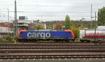 482 007-2 von der SBB-Cargo  kommt aus Richtung Köln,Aachen-Hbf,Aachen-Schanz mit einem langen Containerzug aus Gallarate(I) nach Antwerpen-Oorderen(B) und fährt in Aachen-West ein. 
Aufgenommen vom Bahnsteig in Aachen-West.
Am Morgen vom 2.10.2018.