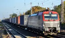 PKP CARGO S.A mit   EU46-501  [NVR-Number: 91 51 5370 013-2 PL-PKPC] und Containerzug am 11.10.18 Berlin-Hirschgarten.