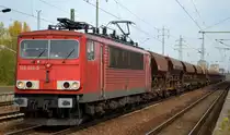 DB Cargo mit Rpool 155 004-5 (9180 6 155 004-5 D-Rpool) und Ganzzug Schüttgutwagen am 09.10.18 Bf. Flughafen Berlin-Schönefeld.