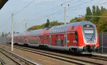 RE5 nach Elsterwerda mit 445.001 am 16.10.18 Berlin-Blankenburg Richtung Berlin-Gesundbrunnen. 