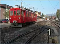 Der ABe 4/4 35 wartet in Blonay auf Fahrgäste zum Museum. Es ist Herbst geworden und die 50. Saison der Blonay-Chamby Bahn neigt sich dem Ende entgegen. 
Dies Jubiläumsjahr wird nächstes Wochenende mit einem würdigen Schlusspunkt abgeschlossen:  La Dernière du B-C , dabei dürften die Sonnenunterganszüge wohl nicht den gewünschten Erfolg haben, dafür freue ich mich sehr auf die grosse Überraschung: Die kleine G 2/2  Ticino !
(Fotostandpunkt am Rande des Gleisbereichs unter Aufsicht der BC) 
Blonay, den 21. Okt. 2018