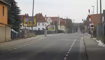 Aus dem Archiv: Bahnübergang in Nordhausen in der Hesseröder Straße am 17.03.2013. Aus zweierlei Hinsicht schon  historisch . Die DDR-Schrankenanlage gibt es nicht mehr und auch die auf dem Plakat angekündigte Neueröffnung des Max Bahr Baumarktes (ehemals Praktiker) war nur ein kurzes Strohfeuer