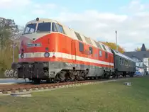 Neben den ehemaligen Regierungswagen steht in Gadebusch auch die passende Zuglok.Noch ist die Lok nicht in den DR Farben lackiert das aber auch noch kommen soll.Aufnahme vom 22.Oktober 2018.