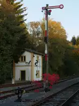 Wasserhaus und Ausfahrtsignal Richtung Altenberg (Erzgebirge); Bärenstein (bei Glashütte/Sachsen) am km 25 der Müglitztalbahn, 13.10.2018
