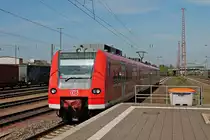 Einfahrt am 12.04.2017 von 425 628-5 als RB71 (Trier Hbf - Homburg (Saar) Hbf) in den Bahnhof von Dillingen (Saar).