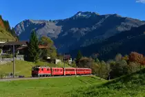 Ge 4/4 II 632 mit einem Regio am 05.10.2017 bei Serneus. 