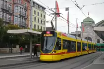 Be 6/10 Tango 165, auf der Linie 11, bedient die Haltestelle am Bahnhof SBB. Die Aufnahme stammt vom 03.10.2018.