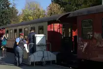 Auch ohne Voranmeldung, nach dem Umrangieren des Zuges, kann hier ein Rollstuhl problemos verladen werden und die Reisende die Fahrt zum Brocken antreten.16.10.2018 14:57 Uhr. Drei Annen Hohne.