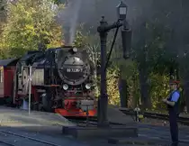 Noch weiss der Lokführer von 99 7235-2 nichts vom bevorstehenden Rangiervorgang, den Zug nach Gleis 1 umzusetzen. Drei Annen Hohne  16.10.2018 14:51 Uhr.