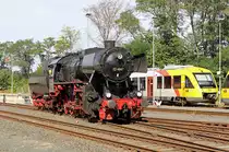 Am 11.09.2016 war wieder mal ein Zug der Historischen Eisenbahn Frankfurt im Hintertaunus
unterwegs, der Bahnhof Grävenwiesbach ist hier die letzte Möglichkeit, die 52 4867 umzusetzen.
Der Bahnhof, jahrelang Endpunkt der Taunusstrecke, ist gut erreichbar und vom Parkplatz aus
hat man einen  unverbaubaren  Überblick. Dazu kommen, gerade am Wochenende, meist mehrere
abgestellte Triebzüge der HLB. Die seit 1999 wieder aktive Weiterführung der Strecke bis Brandoberndorf war damals ein Meilenstein bei der Reaktivierung stillgelegter Bahnstrecken.
