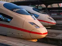 Am 30.01.2011 stehen 2 ICE-3M-Triebzüge in der Nachmittagssonne im Hbf Frankfurt/Main, der vordere
ist der 406 551. Die Hispeed-Beschriftung haben die Züge mittlerweile gegen das Logo der
Bahnverwaltung eingetauschen müssen. 
