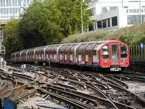 Ein Zug der Central Line in Richtung West Ruislip verlässt den Bahnhof White City, 13.10.2018.