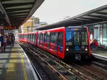 DLR nach Beckton im Bahnhof Limehouse, 13.10.2018.