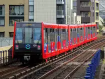 DLR nach Beckton verlässt den Bahnhof Limehouse, 13.10.2018.