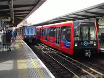 DLR nach Tower Gateway und Lewisham im Bahnhof Limehouse, 13.10.2018.