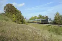 X4 E-857 von MRCE mit einem Altmann Autotransportzug bei Fahlenbach Richtung München, 21.10.2017