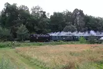 CSD 433 002 (UIC-Nr. CZ-CD 90 54 4330 002-5) am 11.August 2018 mit dem Os 28828 (Roznov pod Radhostem - Valasske Mezirici) kurz nach der Haltestelle Hrachovec.