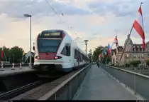 Nachschuss auf RABe 521 205 (Stadler FLIRT) der SBB GmbH (SBB) als SBB87716  Seehas  von Konstanz nach Singen(Hohentwiel), der die Alte Rheinbrücke in Konstanz auf der Bahnstrecke Basel Bad Bf–Konstanz (Hochrheinbahn | KBS 720) überquert.
[9.7.2018 | 20:55 Uhr]