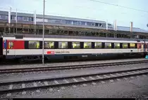 Blick auf einen Personenwagen der Gattung  Bpm  (61 85 20-90 268-4 CH-SBB) der SBB, der in einer abgestellten IR-Garnitur mit Re 460 034-2  Aare  im Bahnhof Konstanz eingereiht ist.
Überall störten Masten unschön die Sicht, daher hier leider ebenfalls.
[9.7.2018 | 21:36 Uhr]
