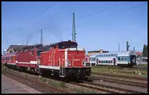 Rangierlok 345132 in neuer DB Lackierung schleppt 143139 am 9.8.1998 im HBF Halle (Saale).
