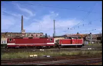 Rangierlok 345132 in neuer DB Lackierung schleppt 143139 am 9.8.1998 im HBF Halle (Saale).
