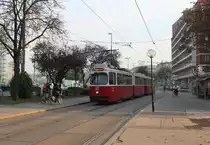 Wien Wiener Linien SL 31 (E2 4067 (SGP 1987) + c5 1471 (Bombardier-Rotax 1986)) I, Innere Stadt, Franz-Josefs-Kai / Salztorbrücke / Salztorgasse am 18. Oktober 2018.