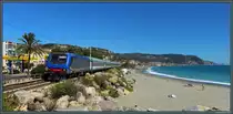In Pietra Ligure führt die Strecke Genua - Ventimiglia direkt am Strand entlang. Der Abschnitt ist einer der wenigen, die noch nicht ins Landesinnere verlegt wurden. Bei strahlenden Sonnenschein zieht E.464 539 am 25.09.2018 den R 11346 weitgehend unbeachtet von den wenigen Badegästen nach Ventimiglia.