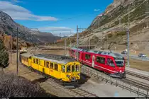 RhB ABe 4/4 I 30 mit Fotoextrazug für die FairFotografen wartet am 21. Oktober 2018 in Bernina Suot auf die Überholung durch Regio (hier mit ABe 8/12 3505) und Bernina-Express und Kreuzung mit dem Regio in der Gegenrichtung.