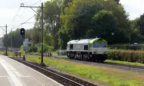 Ein Nachschuss von der Class 66 6609/PB05 von Captrain kommt als Lokzug aus Sittard(NL) nach Geleen-Lutterade(NL) und fährt inGeleen-Lutterade(NL) ein. 
Aufgenommen in Geleen-Lutterade(NL). 
Bei Sonne und Wolken am Nachmittag vom 3.10.2018.