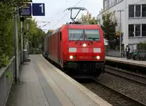 185 218-5 DB kommt aus Richtung Aachen-West mit einem LKW-Zug aus Zeebrugge-Vorming(B) nach Novara-Boschetto(I) und fährt durch Aachen-Schanz in Richtung Aachen-Hbf,Aachen-Rothe-Erde,Stolberg-Hbf(Rheinland)Eschweiler-Hbf,Langerwehe,Düren,Merzenich,Buir,Horrem,Kerpen-Köln-Ehrenfeld,Köln-West,Köln-Süd. 
Aufgenommen vom Bahnsteig von Aachen-Schanz. 
Am Morgen vom 4.10.2018.
