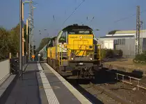 7866,7868 beide von Lineas kommen die Kohlscheider-Rampe hoch aus Richtung Rheydt,Wickrath,Beckrath,Herrath,Erkelenz,Baal,Hückelhoven-Baal,Brachelen,Lindern,Süggerath,Geilenkirchen,Frelenberg,Übach-Palenberg,Rimburg,Finkenrath,Hofstadt,Herzogenrath mit einem langen Kalkleerzug aus Oberhausen-West(D) nach Hermalle-Huy(B) und fahren durch Kohlscheid in Richtung Richterich,Laurensberg,Aachen-West. 
Aufgenommen vom Bahnsteig 2 in Kohlscheid. 
Bei Sommerwetter am Nachmittag vom 4.10.2018.