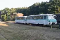 Im Bahnhof Heringsdorf scheint die Zeit stehen geblieben zu sein, wie ich erfreulicherweise bei meinem Urlaub auf Usedom feststellen durfte. Ob die beiden Ferkeltaxen auf dem Bahnhof zur eisernen Reserve dienen oder nur abgestellt sind, entzieht sich meiner Kenntnis. Auf alle Fälle konnten der Triebwagen 771 065 und sein Bruder 771 007 bis vor kurzem noch die Abendsonne geniessen.

Seebad Heringsdorf, 19.07.2018 