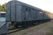 Im Bahnhof Heringsdorf scheint die Zeit stehen geblieben zu sein, wie ich erfreulicherweise bei meinem Urlaub auf Usedom feststellen durfte. Unter anderem stand auf einem Abstellgleis ein DR Hilfszug, den ich auf meine Speicherkarte bannen konnte.

Auf dem Bild steht der Energieversorgungswagen DR 40 50 945 0322-5 des BW Heringsdorf.

Seebad Heringsdorf, 19.07.2018