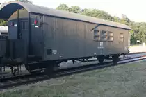 Im Bahnhof Heringsdorf scheint die Zeit stehen geblieben zu sein, wie ich erfreulicherweise bei meinem Urlaub auf Usedom feststellen durfte. Unter anderem stand auf einem Abstellgleis ein DR Hilfszug, den ich auf meine Speicherkarte bannen konnte.

Hier auf dem Bild der Aufenthaltswagen DR 60 50 99 27 511-3 des BW Heringsdorf.

Seebad Heringsdorf,19.07.2018 