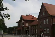 Mein Sommerurlaub verschlug mich dieses Jahr auf die Insel Usedom. Nur gerade fünf Minuten von unserem Feriendomizil entfernt befindet sich das in Klinkerbauweise gehaltene Aufnahmegebäude des Bahnhofes Ahlbeck.
Seebad Ahlbeck, 21.07.2018