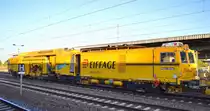 Plasser & Theurer Universalstopfmaschine Unimat 09-4×4/4S für Gleise und Weichen der Fa, EIFFAGE INFRA-RAIL mit der Nr. D-ERD 99 80 9121 010-9 mit einer Schnellschotterplaniermaschine vom Typ SSP 110 SW am Haken am 27.09.18 Bf. Flughafen Berlin-Schönefeld.