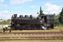 1/4:  CSD 433 002 (UIC-Nr. CZ-CD 90 54 4330 002-5) wird am 11.August 2018 nach der Ankunft mit dem Os 28830 von Roznov pod Radhostem im Bahnhof Valasske Mezirici ausgeschlackt. - Man beachte die Bekleidung der Lokmanschaft !!!